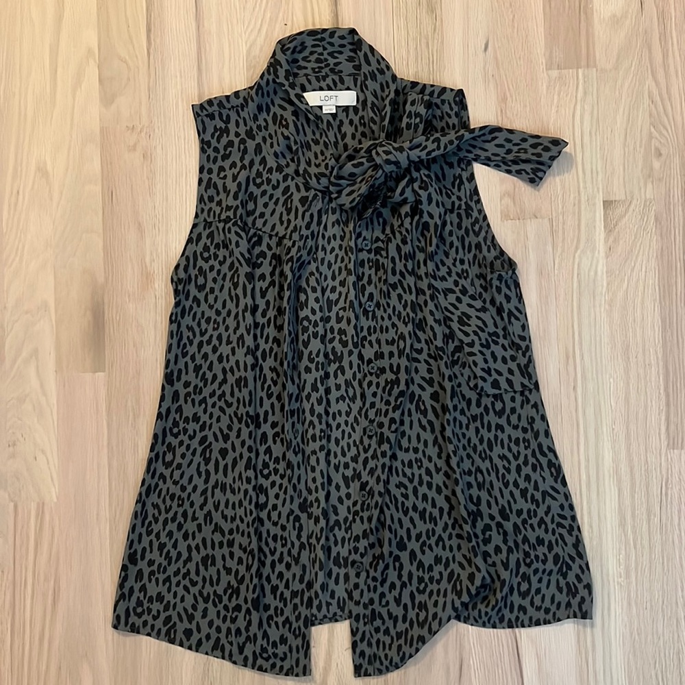 LOFT sleeveless leopard blouse green black grey XS